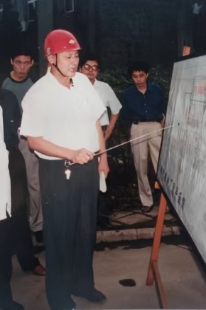 2000年8月16日，第十屆全國人大常委會副委員長（時任國家經貿委主任）盛華仁（中）蒞臨公司視察。